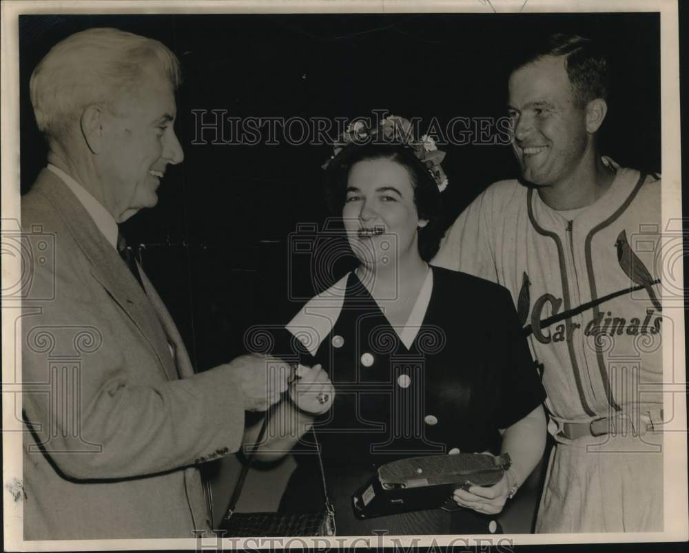 1958 Press Photo St. Louis Cardinals Manager George (Red) with Woman and Player - Historic Images