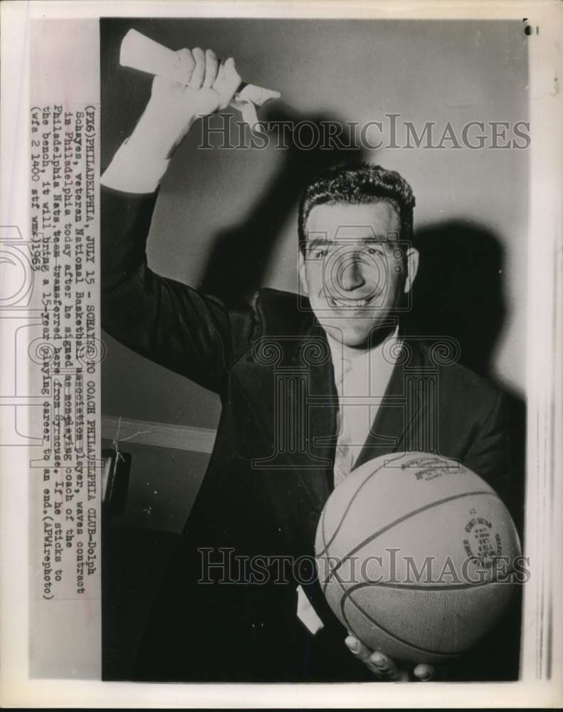 1963 Press Photo Dolph Schayes with contract of Philadelphia Nats Basketball- Historic Images