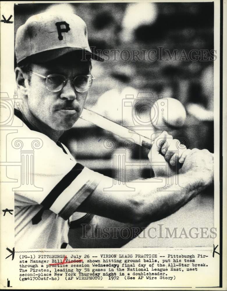 1972 Press Photo Pittsburgh Pirates Manager Bill Virdon hits Baseballs- Historic Images