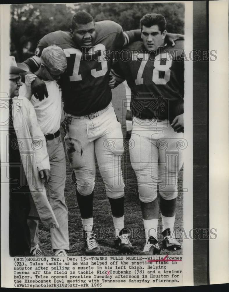 1965 Press Photo Willie Townes helped by Nick Czubenko, Tulsa Football Players - Historic Images