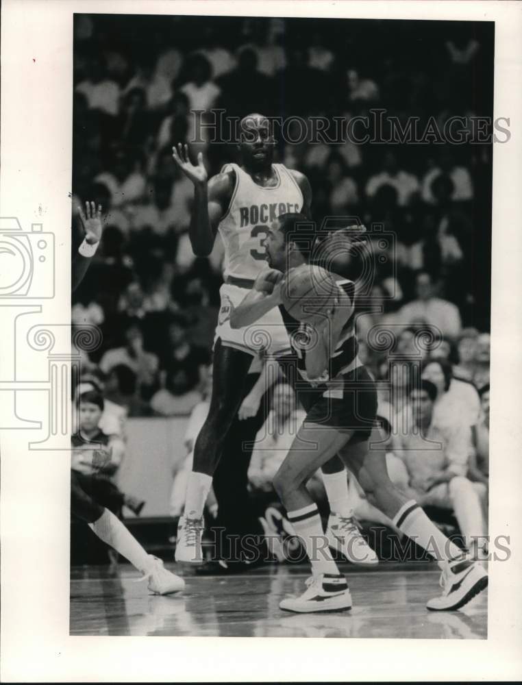 1986 Press Photo Lewis Lloyd in Houston Rockets vs. Denver Nuggets Basketball- Historic Images