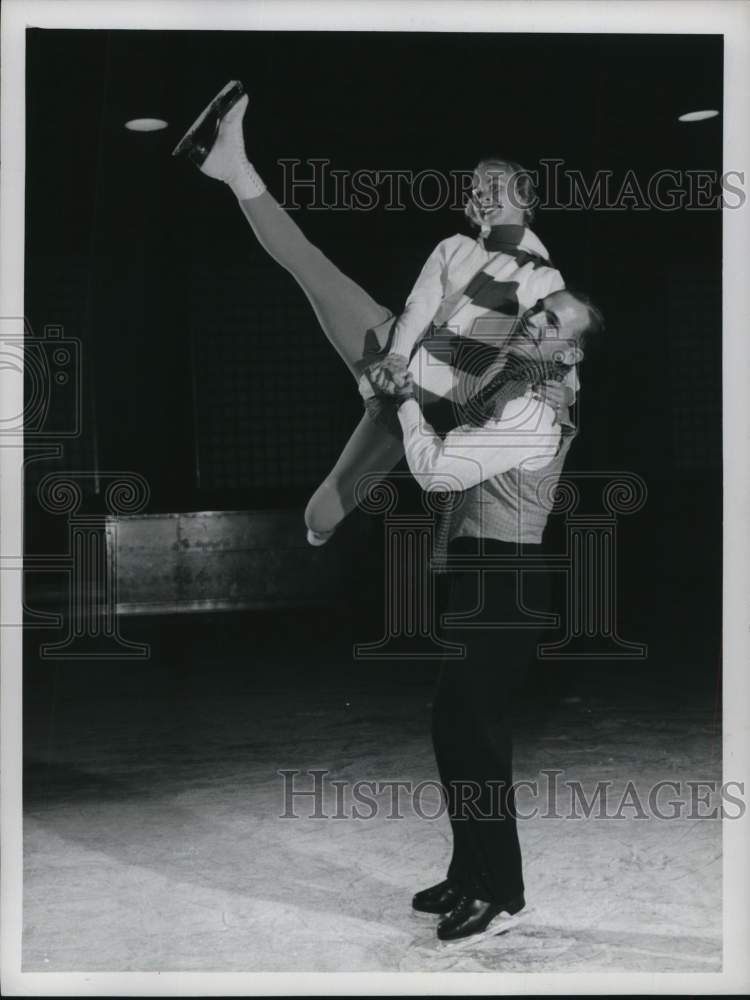 1956 Press Photo Ice Skaters Barbara Ann Scott and Dick Button, &quot;Happy New Year&quot; - Historic Images