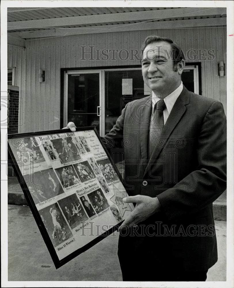 1972 Press Photo Blinn football coach, Ben Boehnke, displays pictorial record- Historic Images