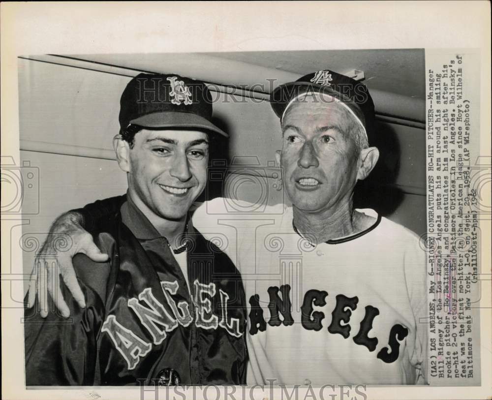 1962 Press Photo Manager Bill Rigney and Bo Belinsky smile at Los Angeles game - Historic Images