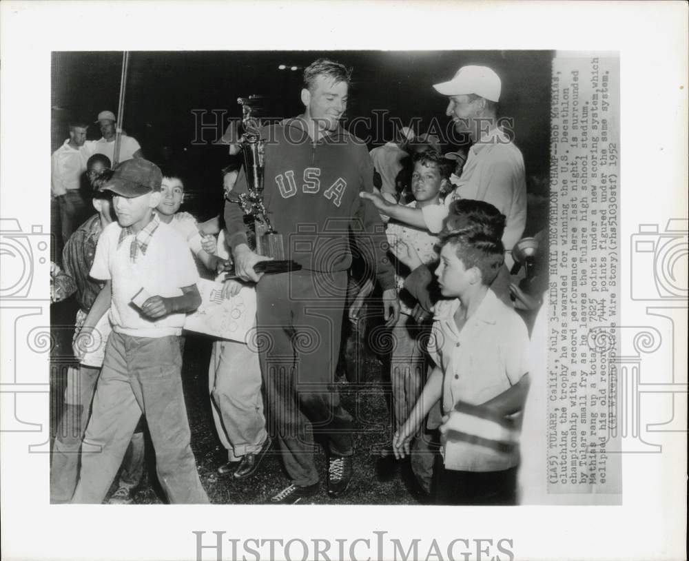 1952 Press Photo Olympic Track Star, 2nd Lt. Bob Mathias with young fans in CA- Historic Images