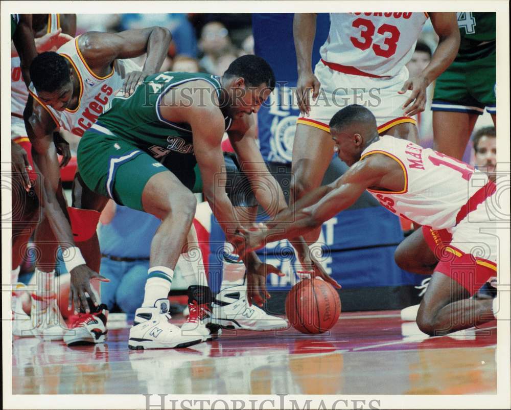 1990 Press Photo Roy Tarpley fights Houston&#39;s Vernon Maxwell for ball at game - Historic Images