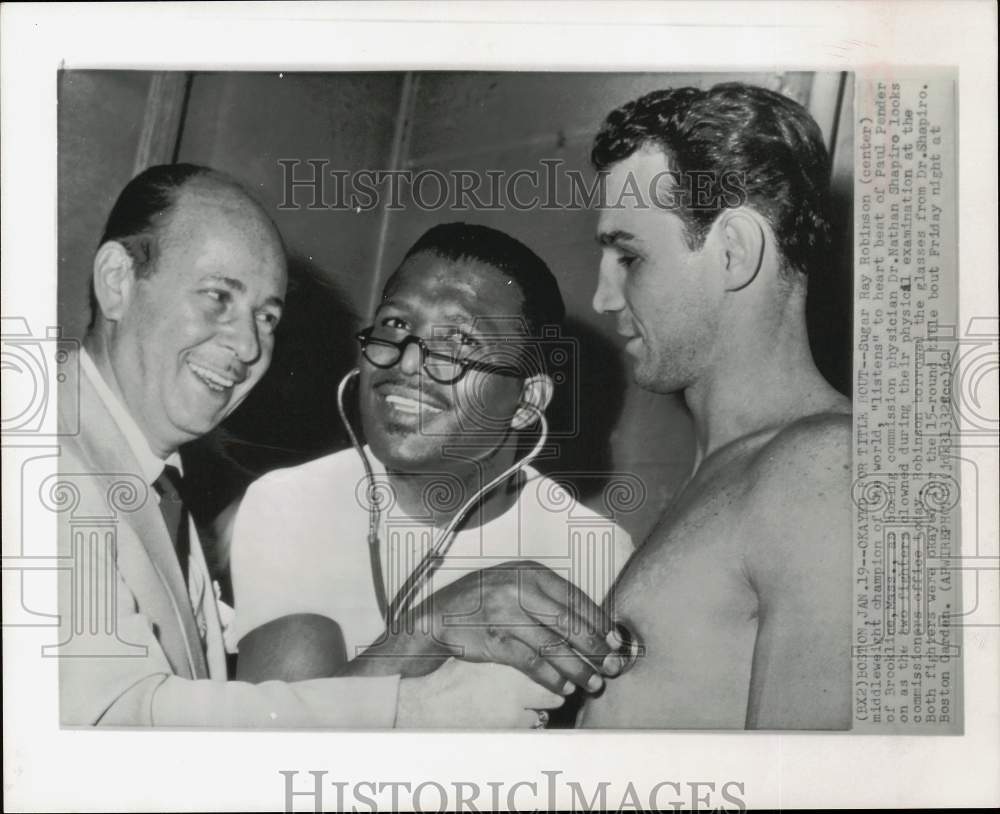 1960 Press Photo Sugar Ray Robinson listens to Paul Pender&#39;s heartbeat in Boston - Historic Images