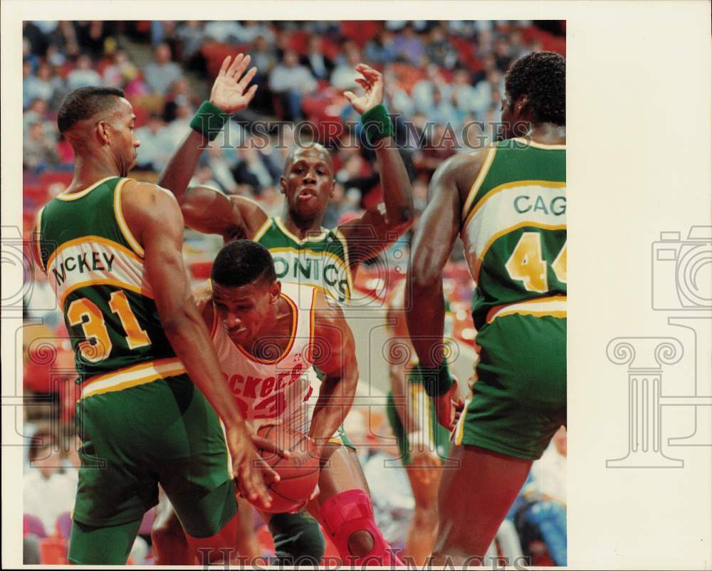 1990 Press Photo Rocket Otis Thorpe flanked by Sonics in Summit basketball game - Historic Images