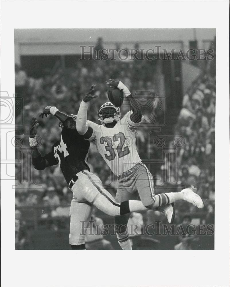 1981 Press Photo Oilers football player, Vernon Perry, leaps for the ball- Historic Images