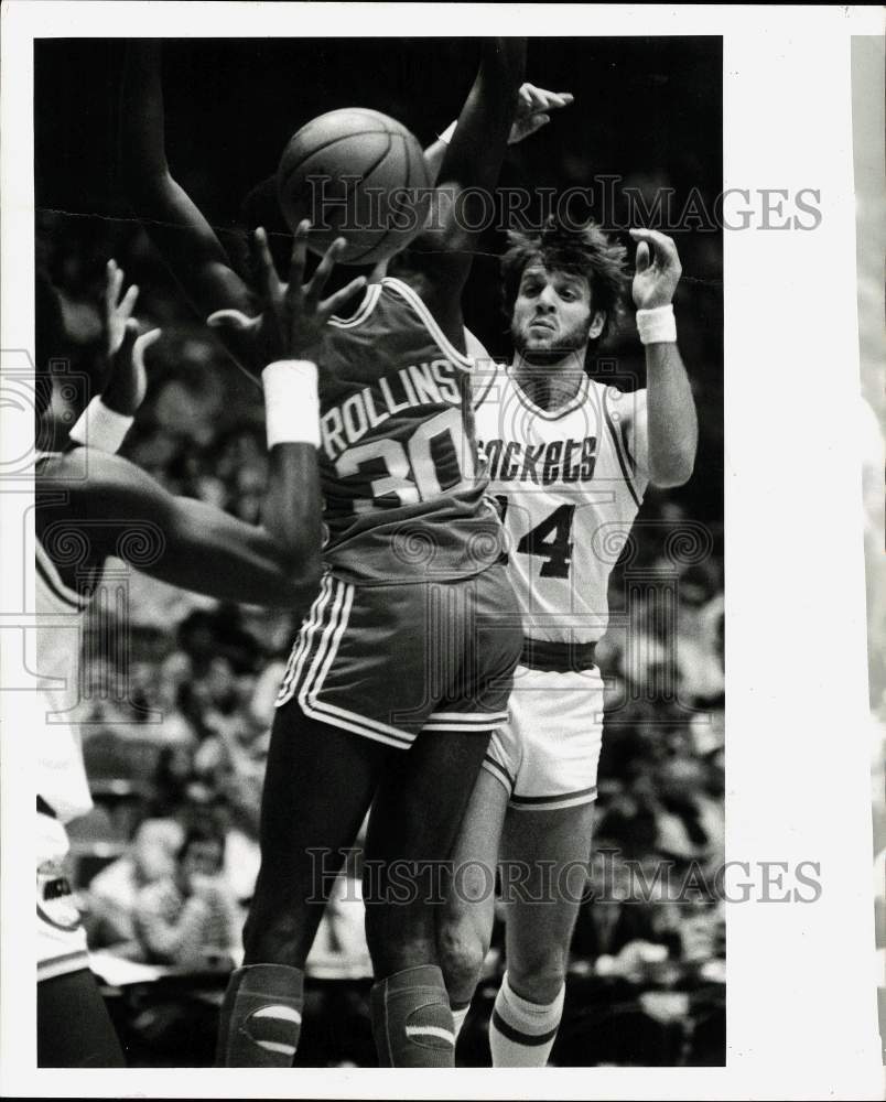 1977 Press Photo Houston Rockets' Mike Newlin pulls in pass at game - hpx05164- Historic Images