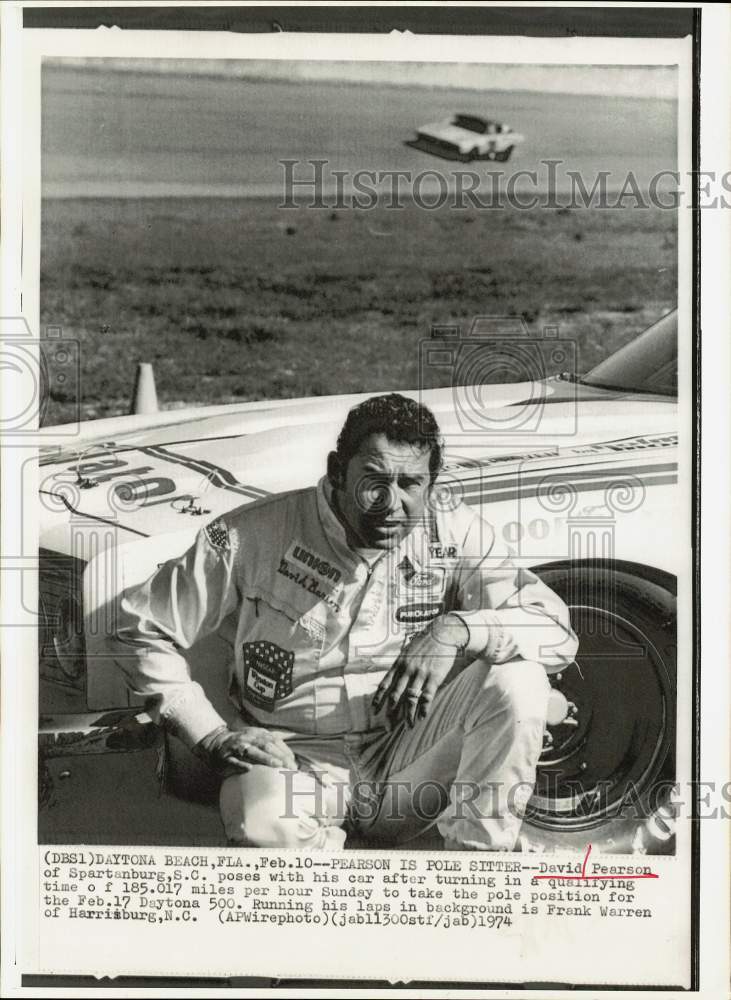 1974 Press Photo David Pearson poses with his race car in Daytona Beach, Florida - Historic Images