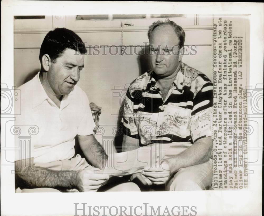 1951 Press Photo Johnny Palmer, Clayton Heafner check golf standings in Toledo - Historic Images