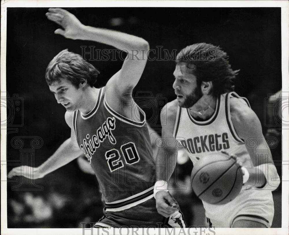 1975 Press Photo Houston Rockets Mike Newlin dribbles past Laskowski in game- Historic Images