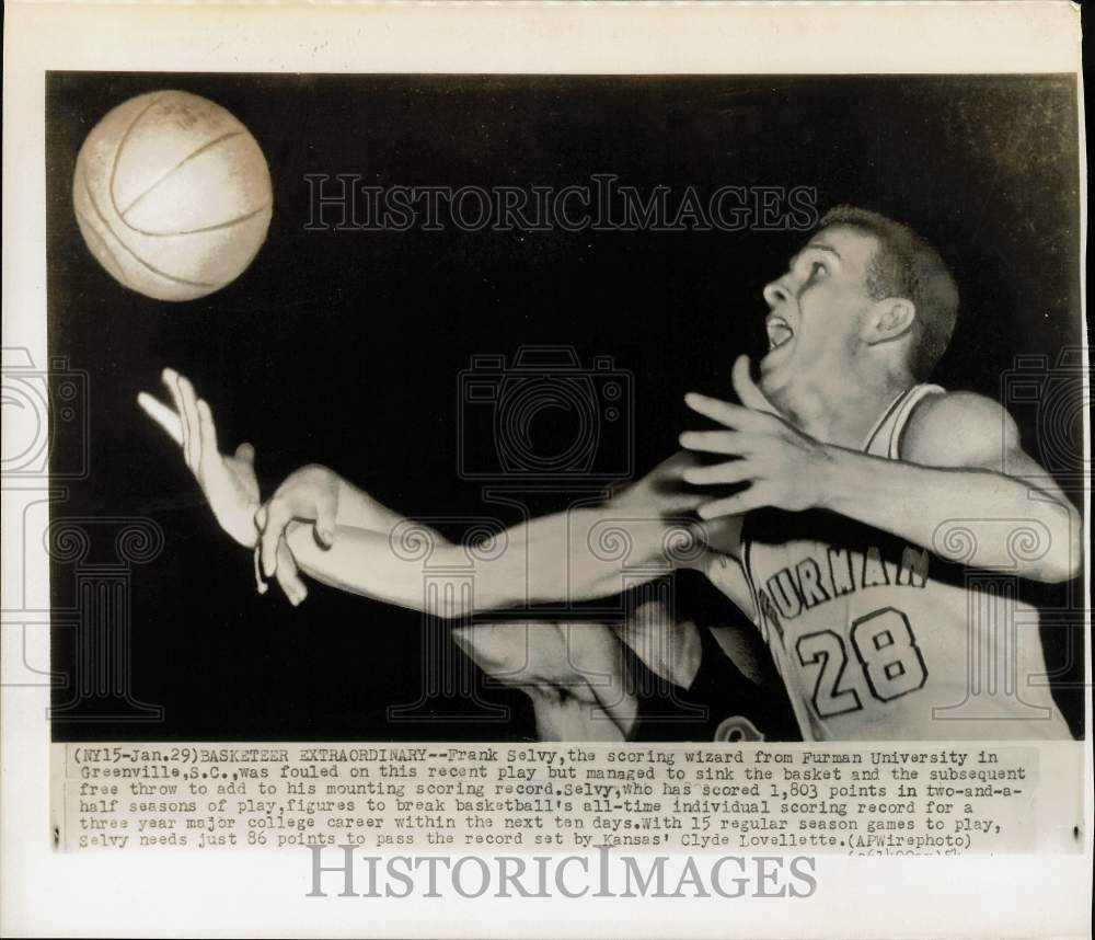 1954 Press Photo Player fouls Frank Selvy of Furman University during game- Historic Images