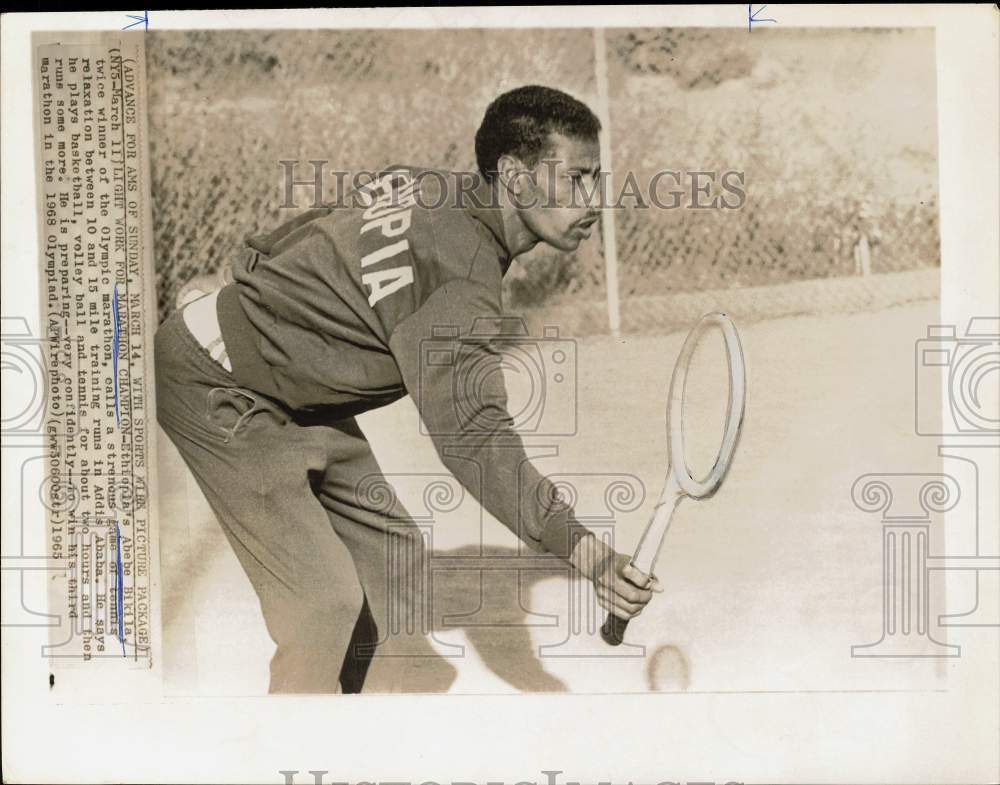 1965 Press Photo Olympic marathon gold medalist Abebe Bikila plays tennis - Historic Images