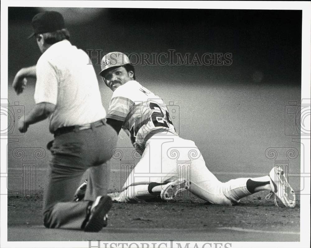 1983 Press Photo Astros' Omar Moreno looks at umpire during baseball game - Historic Images
