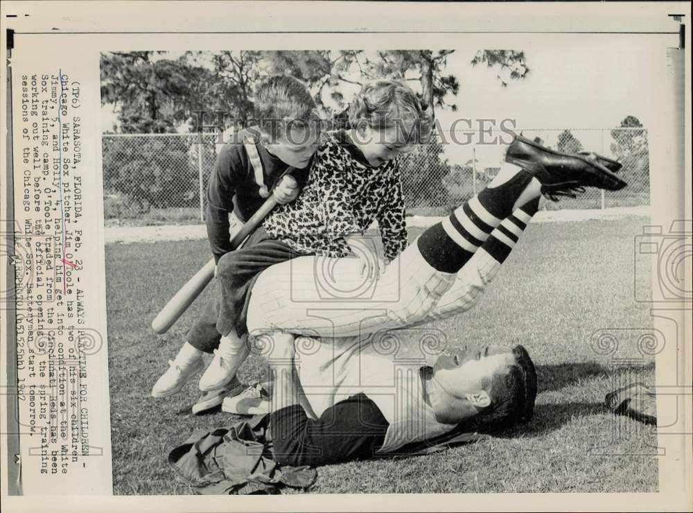 1967 Press Photo White Sox&#39;s Jim O&#39;Toole works out with children in Florida- Historic Images