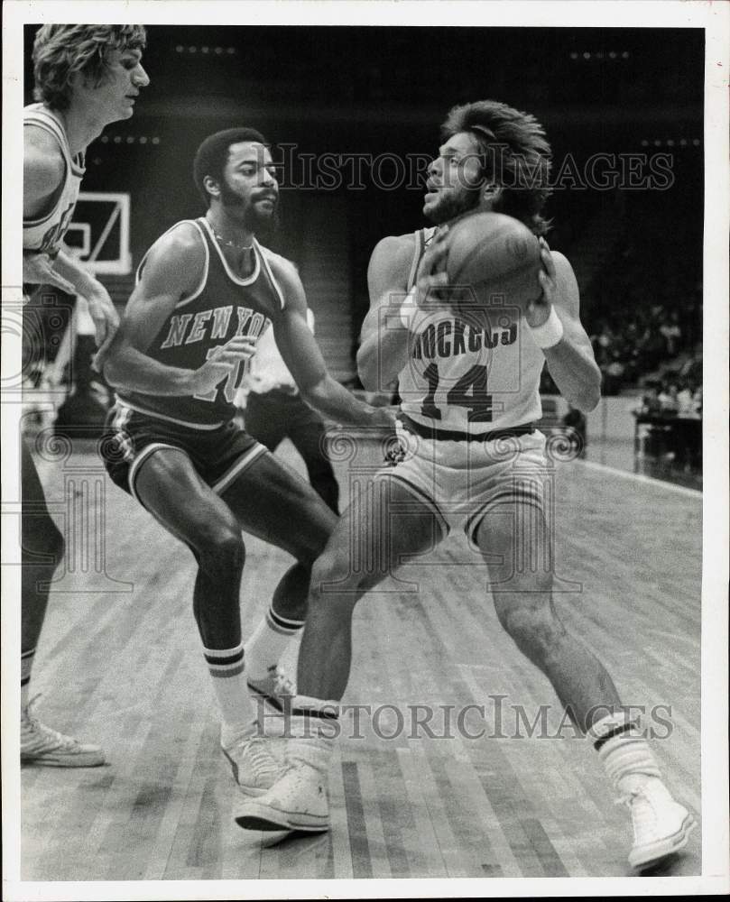 1975 Press Photo Rockets' Mike Newlin with the ball during basketball game vs NY- Historic Images