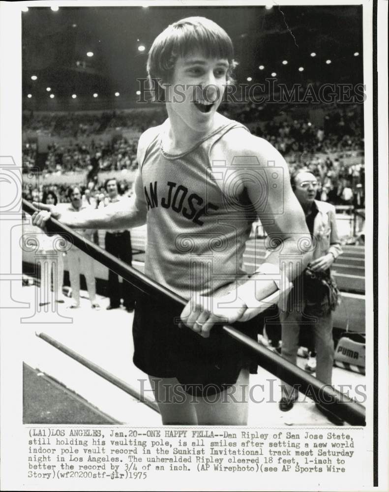 1975 Press Photo Pole vaulter Dan Ripley sets new record at Sunkist Invitational- Historic Images