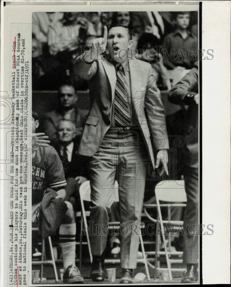 1971 Press Photo John Oldham cautions players during game in Georgia - Historic Images