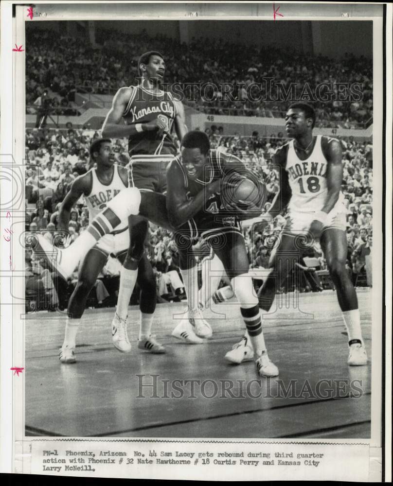 1975 Press Photo Phoenix &amp; Kansas City basketball players in action during game- Historic Images