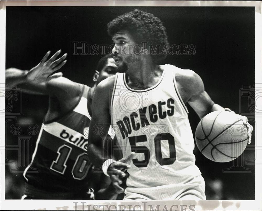 1979 Press Photo Rockets' basketball player Robert Reid guarded by Bob Dandridge - Historic Images