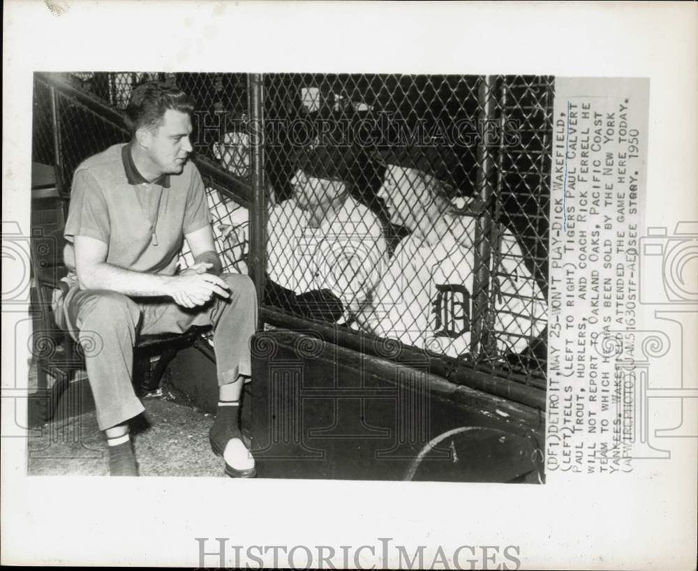 1950 Press Photo Dick Wakefield chats with his former Tigers baseball teammates - Historic Images