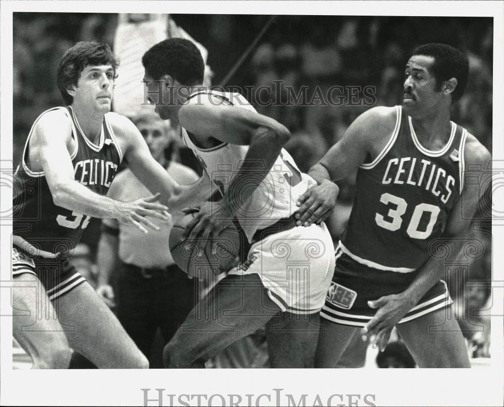 1981 Press Photo Celtics basketball players flank Rockets' Bill Willoughby - Historic Images
