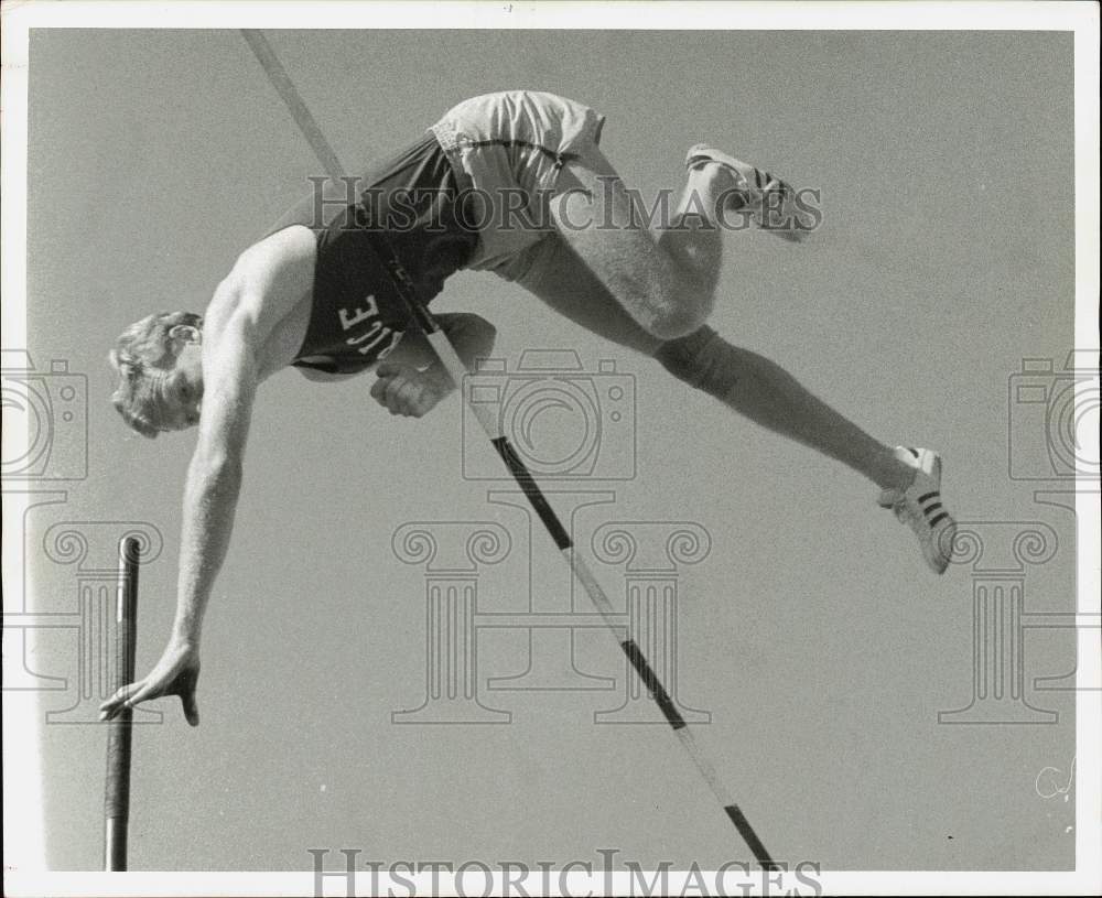 1971 Press Photo Rice University track pole vaulter Dave Roberts clears bar - Historic Images