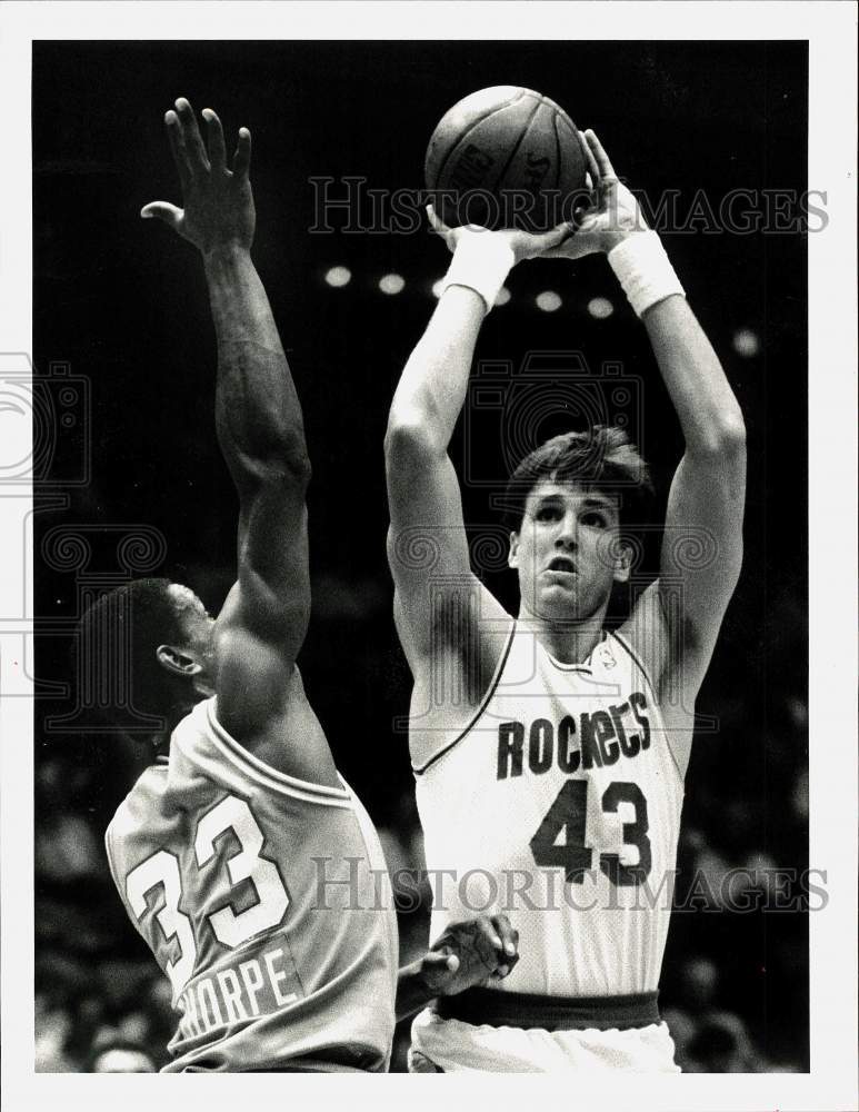 1987 Press Photo Kings&#39; Otis Thorpe tries to block Rocket Jim Petersen&#39;s shot- Historic Images