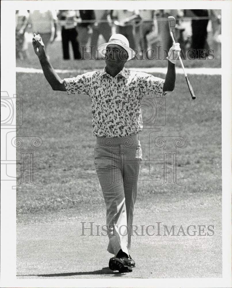 1977 Press Photo Effervescent golfer Chi Chi Rodriguez during the Houston Open - Historic Images