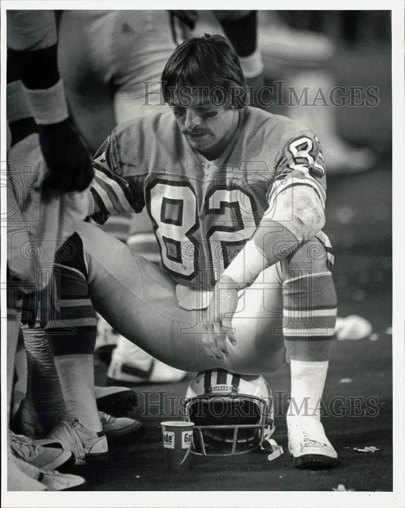 1980 Press Photo Mike Renfro, Houston Oilers football player, rests on helmet - Historic Images