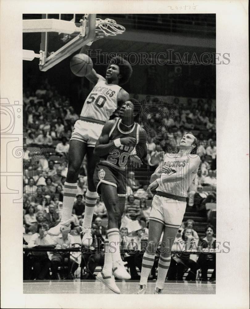 1978 Press Photo Rockets basketball player Robert Reid shows slam-dunk skills - Historic Images