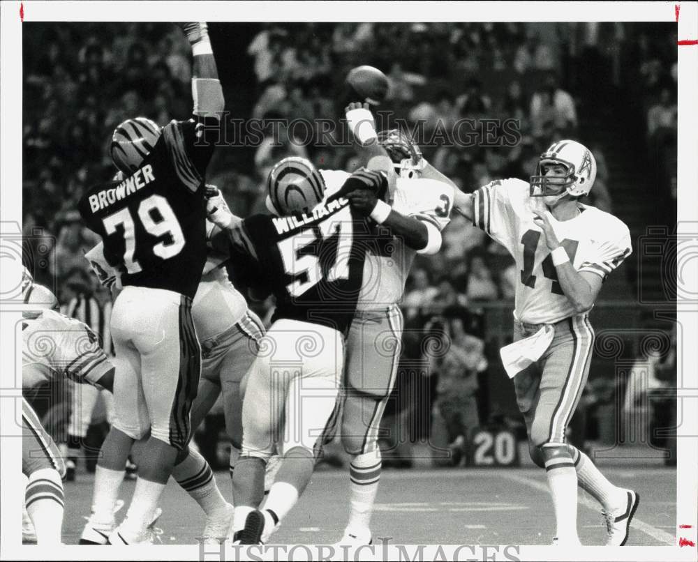 1983 Press Photo Oilers&#39; Gifford Nielsen in 1st football action vs. Bengals - Historic Images