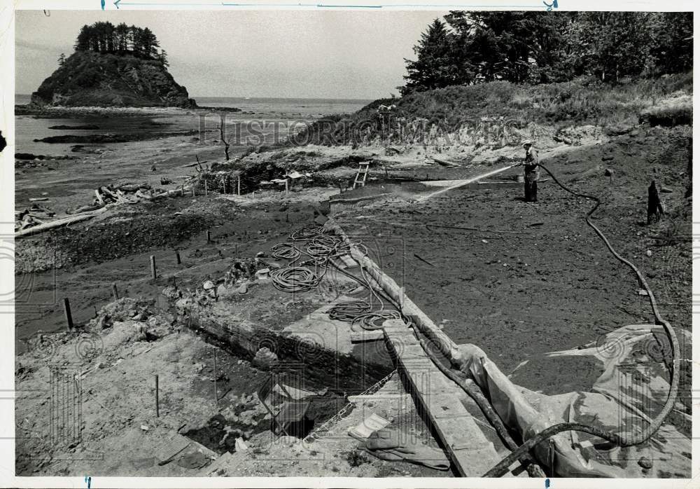 1976 Press Photo Excavator hoses mud layers covering Indian treasure - hpx07192- Historic Images