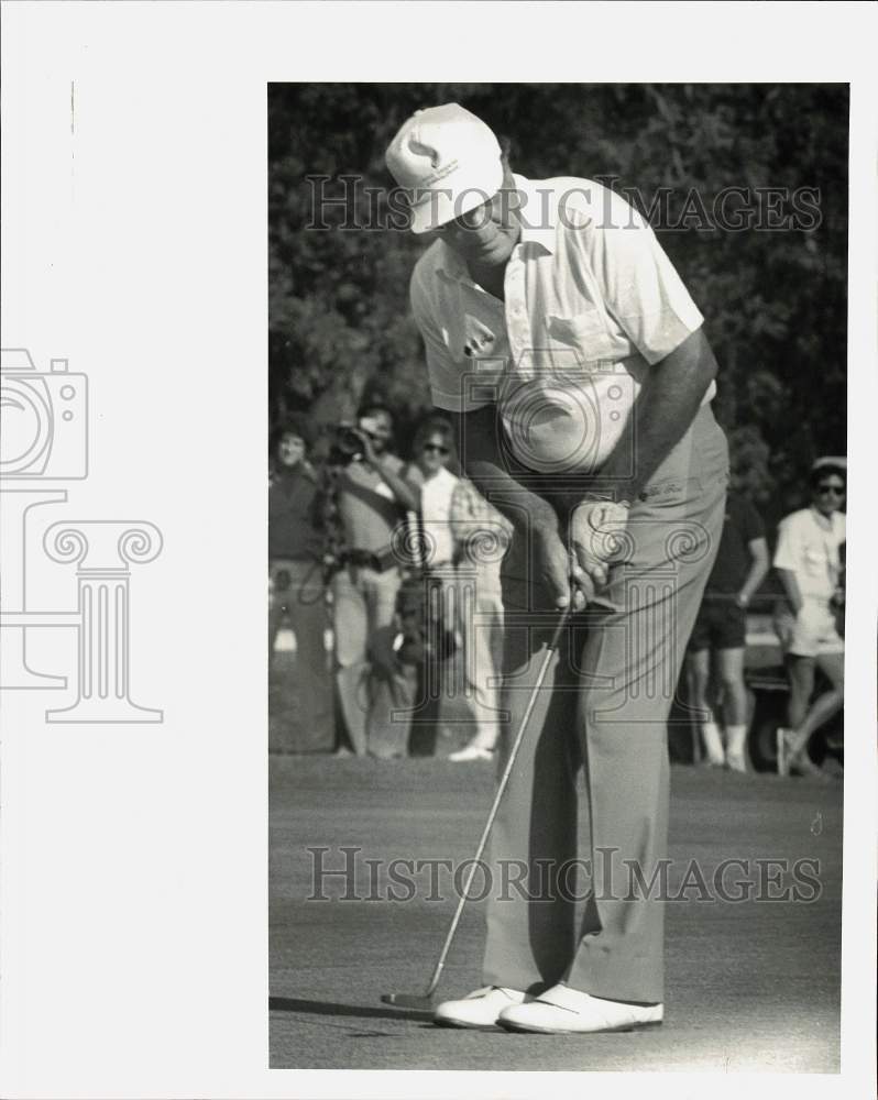 1983 Press Photo Golfer Roberto De Vincenzo makes a put during playoffs - Historic Images