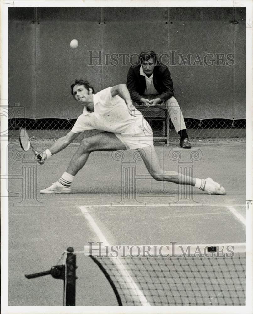 1970 Press Photo 3rd-seeded tennis pro Clark Graebner strains for baseline shot- Historic Images