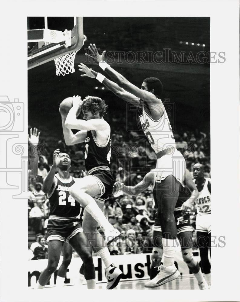 1983 Press Photo Pacers basketballer Steve Stipanovich gets rebound from Sampson - Historic Images