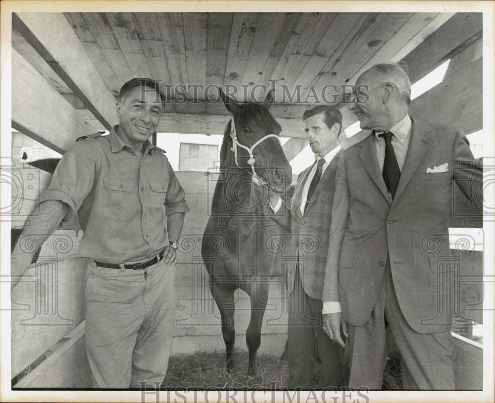 1970 Press Photo Golfer Gary Player, company ready quarter horse Player for trip- Historic Images