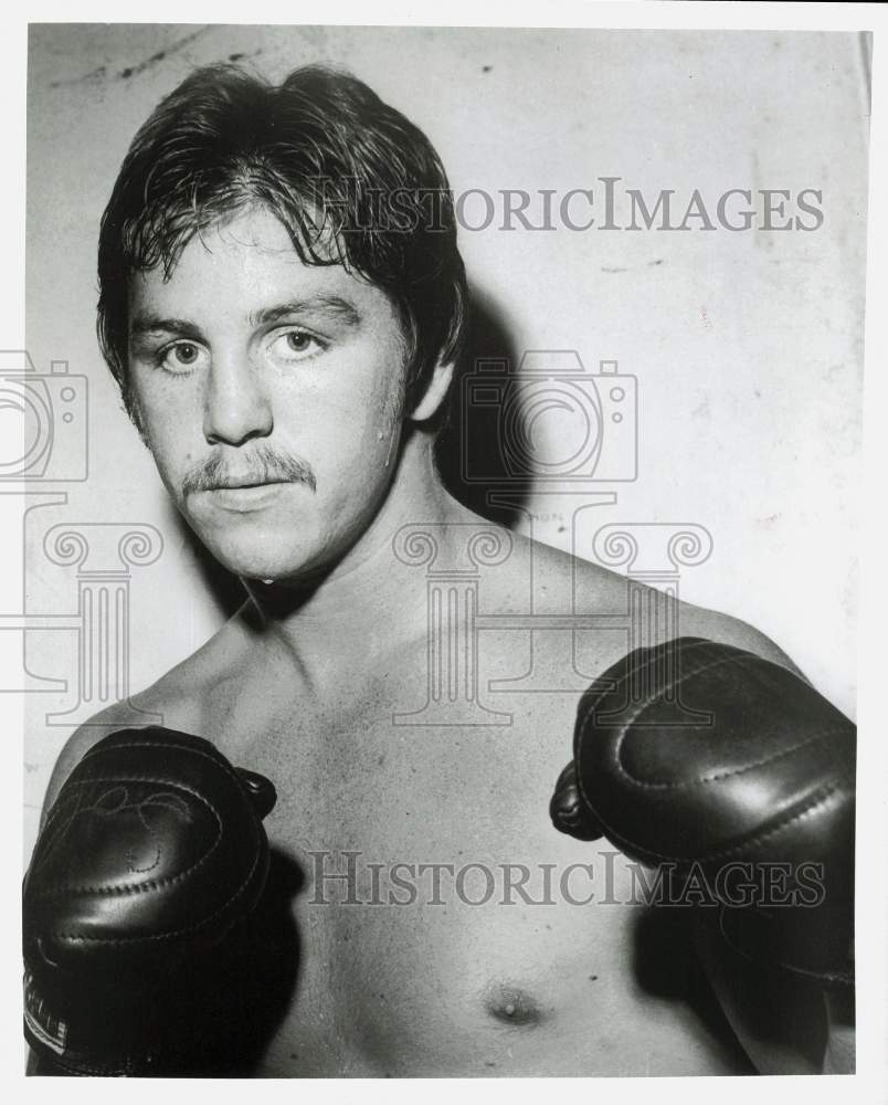 1975 Press Photo Light heavyweight boxer Mike Quarry - hpx08154 - Historic Images