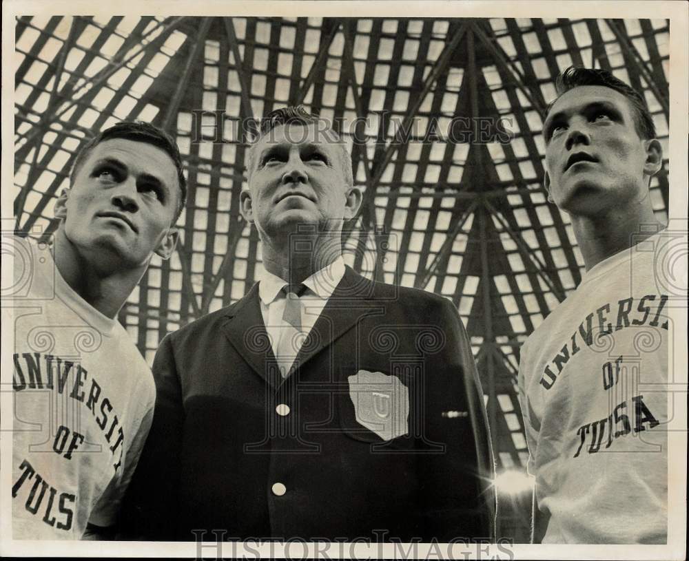 1965 Press Photo U of Tulsa football coach, Glenn Dobbs, flanked by his players- Historic Images