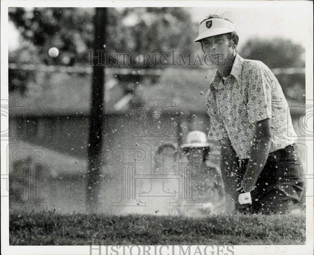 1974 Press Photo Houston Open golf champ, Bruce Devlin, comes out of the sand - Historic Images