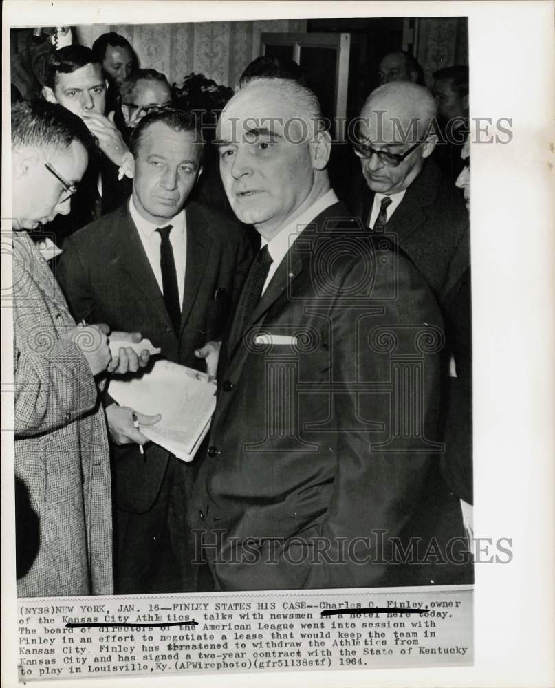 1964 Press Photo KC A's baseball owner, Charles O. Finley, talks to press in NY- Historic Images