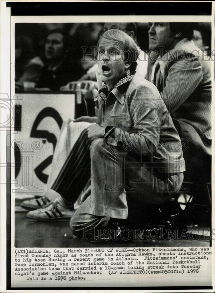 1976 Press Photo Atlanta Hawks basketball coach Cotton Fitzsimmons during a game- Historic Images