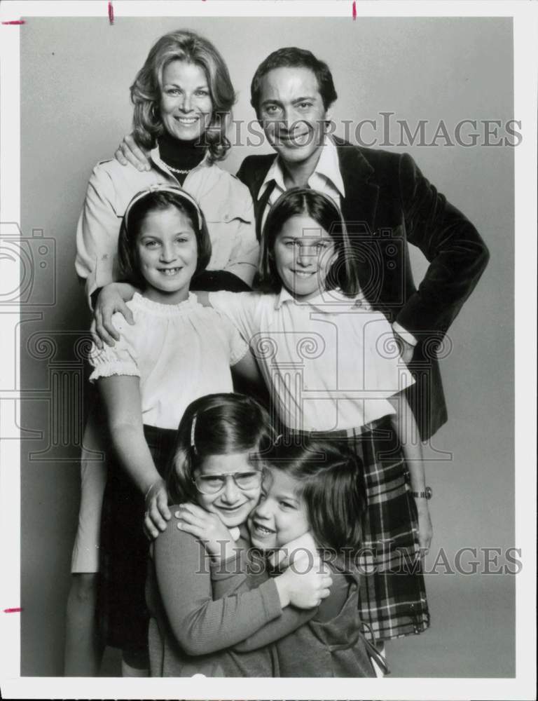 1977 Press Photo Paul Anka, singer, and family appear on &quot;The Paul Anka Special&quot;- Historic Images