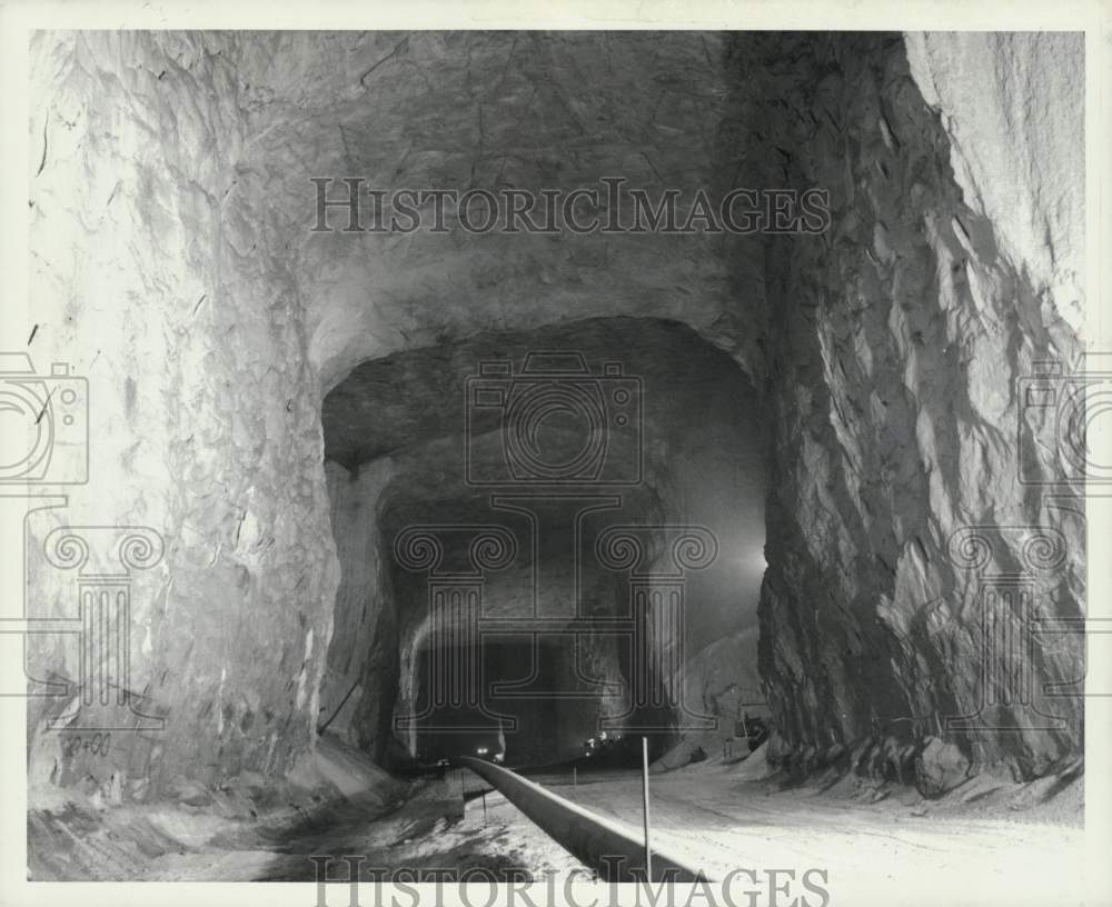 1979 Press Photo Weeks Island Mine vent pipes snake through floor of cave- Historic Images