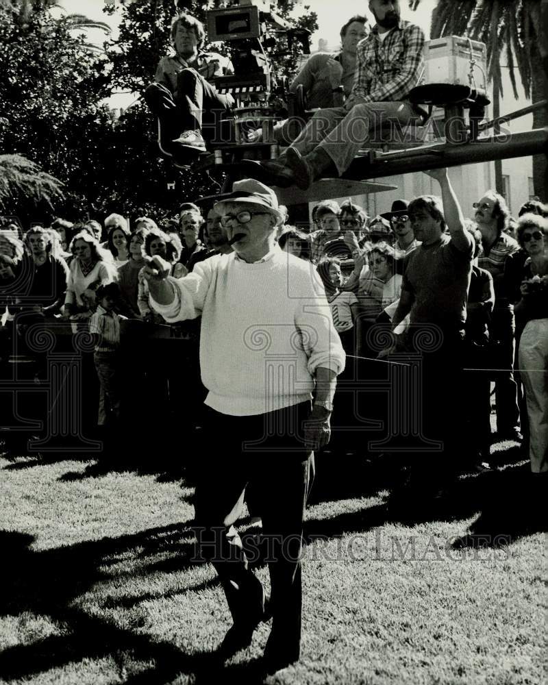 Press Photo Billy Wilder directing on set of &quot;Buddy Buddy&quot; - hpx15379- Historic Images