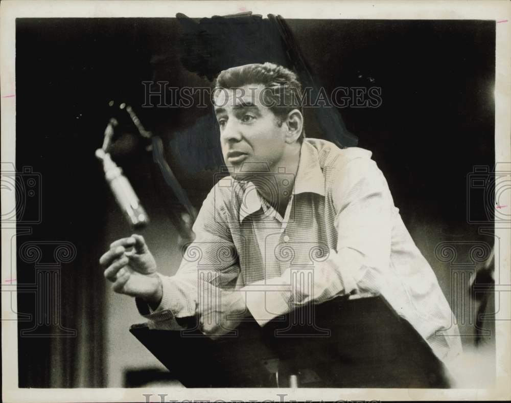 1958 Press Photo Leonard Bernstein, orchestra conductor, leans on music stand- Historic Images