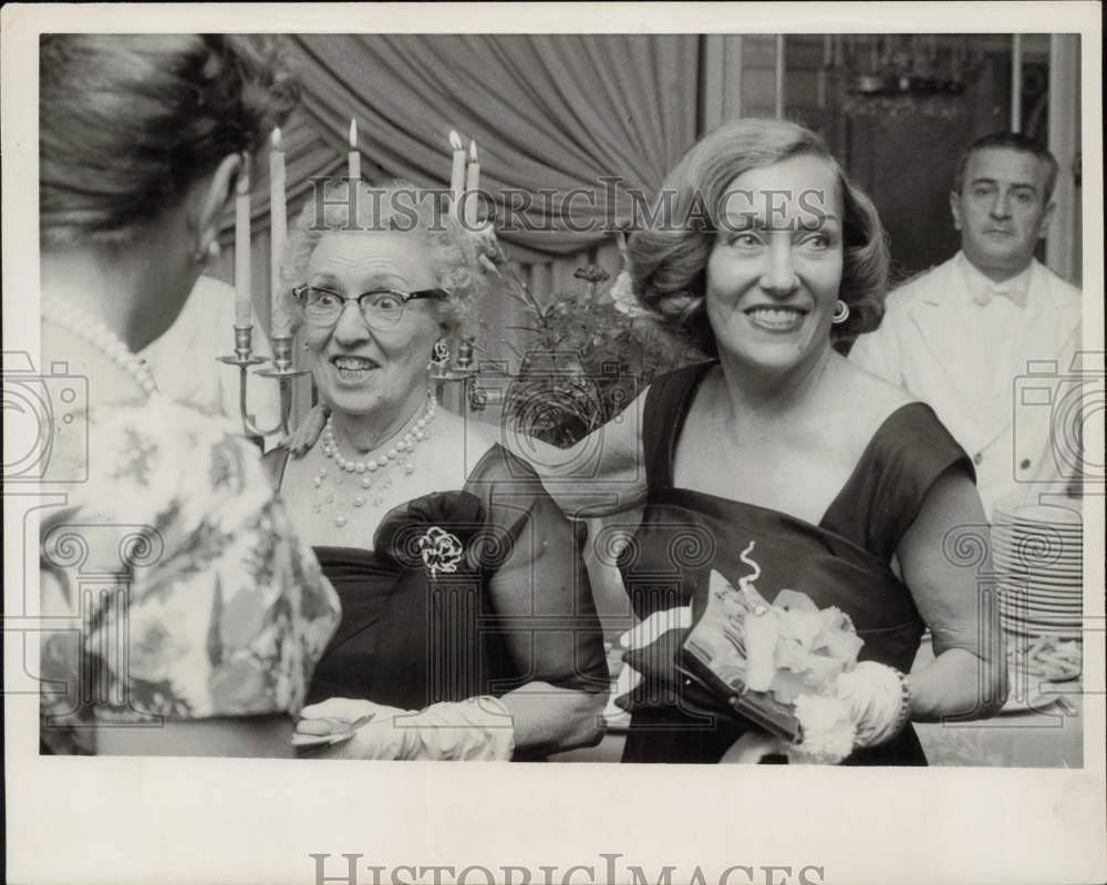 1961 Press Photo Actress Gloria Swanson &amp; mother Mrs. Charles Woodruff, Italy - Historic Images