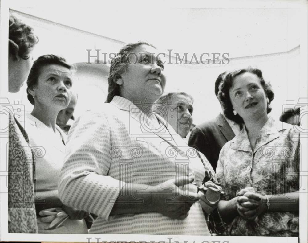 1959 Press Photo Nina Khrushchev view painting at National Gallery in Washington- Historic Images